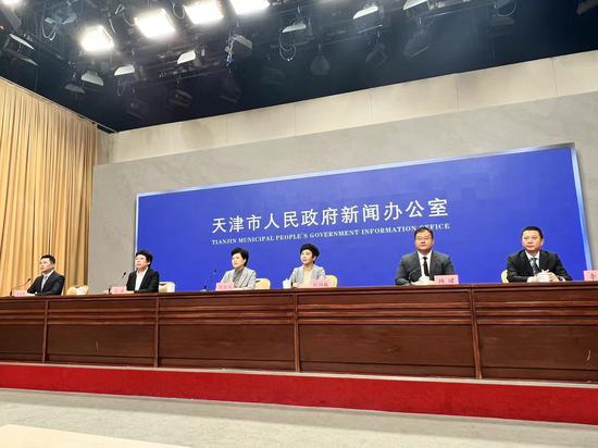 18日，天津市政府新闻办举行“红桥区实施‘教育兴区’发展举措，办好人民群众更加满意的教育”发布会。 王君妍摄