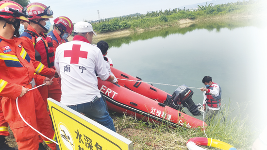 南宁市红十字搜救救援队在隆安县那元村板栗场开展溺水救援演习。