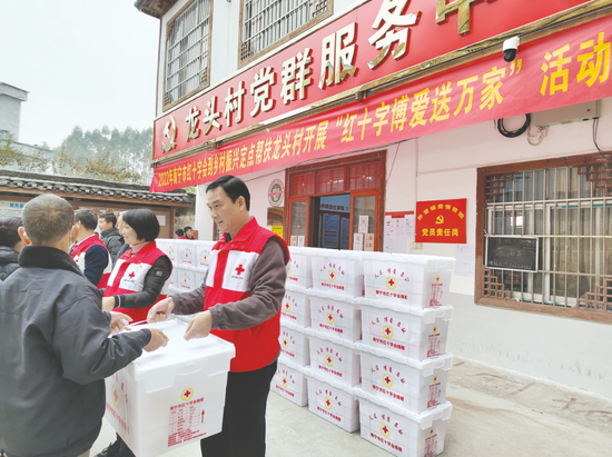 南宁市红十字会开展“红十字博爱送万家”活动，向困难家庭发放温暖箱。