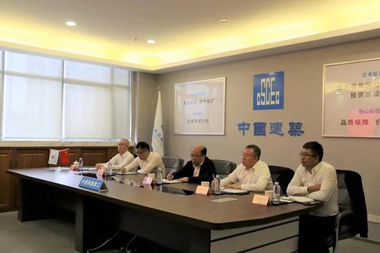 中建新疆建工黨委書記、董事長徐愛杰在調研的分公司收看會議直播