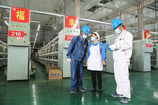 2022年10月8日，國網新疆阿克蘇供電公司黨員服務隊在紡織工業園進行大客戶回訪。王亮軍 攝