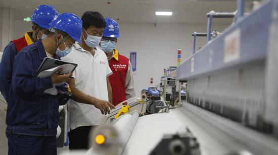 2022年9月15日，國網新疆阿克蘇供電公司共產黨員服務隊為棉紡企業開展用電檢查服務。常帥 攝