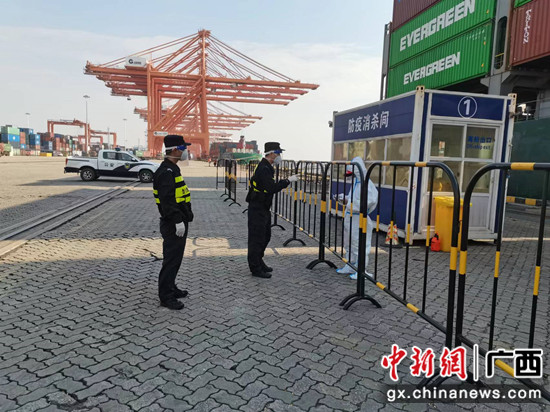 边检民警与船方提前对接防疫管控要求 广西边检供图
