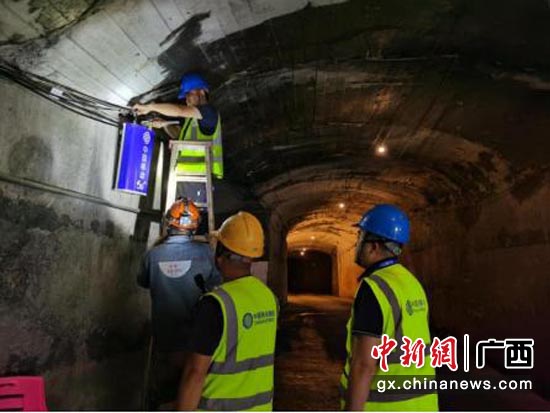 中国移动技术人员在地下矿井建设5G基站。兰逢春 摄