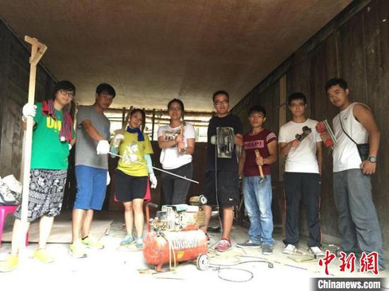 图为裴承贤与志愿者们为学生打造“爱心厨房”。　受访者供图