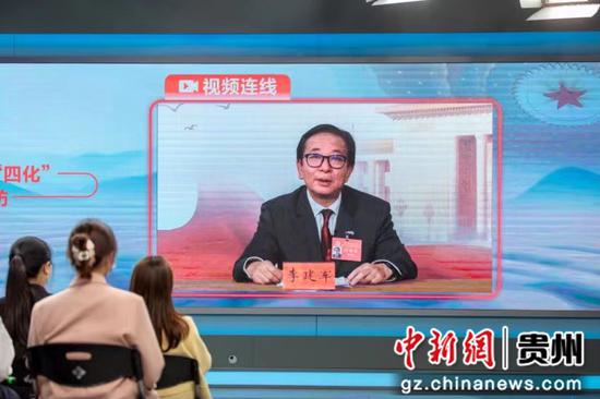 图为党的二十大代表、贵州大学党委书记李建军接受采访。邵小芮 摄