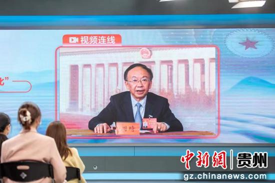 图为党的二十大代表、贵州省地矿局首席科学家周琦接受采访。邵小芮摄