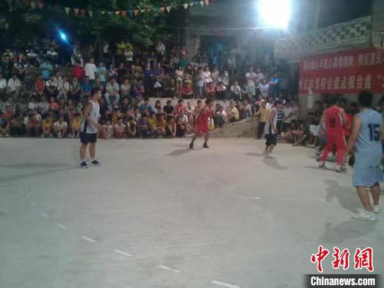 图为以前台盘村的篮球场。　台江县委宣传部供图