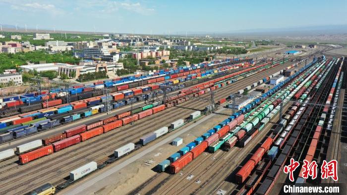 新疆阿拉山口口岸今年進出口貨運量突破2000萬噸