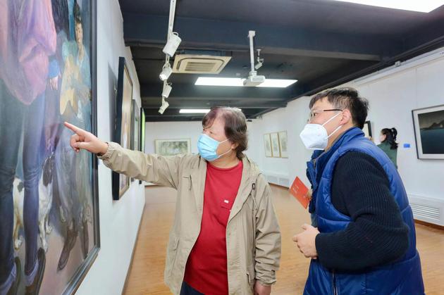 姜中立教授在展览现场讲解作品。刘俊苍摄