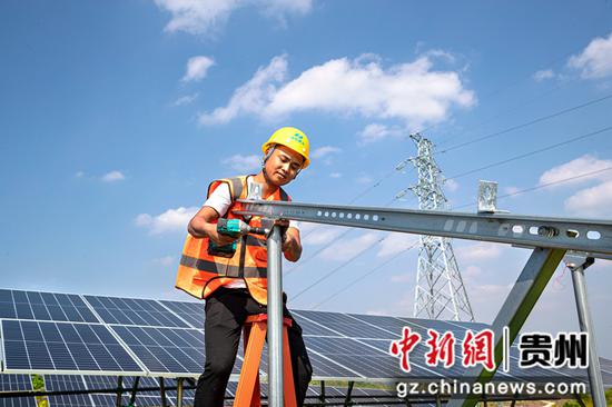 2022年10月25日，贵州省黔西市定新一期农业光伏电站项目施工现场，建设者在安装光伏组件支架。