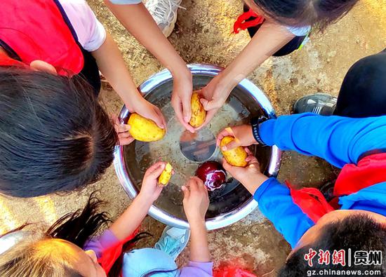 10月25日，贵州省施秉县甘溪乡甘溪小学的学生们在望城研学实践基地体验“做饭”。