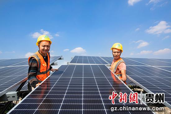 2022年10月25日，贵州省黔西市定新一期农业光伏电站项目施工现场，建设者在安装光伏组件。