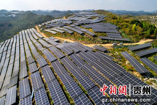 2022年10月25日拍摄的贵州省黔西市定新一期农业光伏电站项目施工现场一角（无人机照片）。