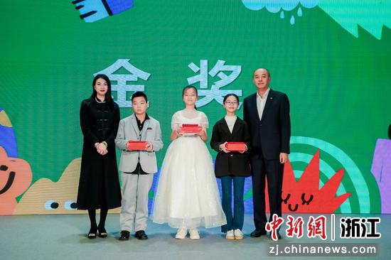 2022年“国寿小画家”第十二届浙江省少年儿童书画艺术大赛金奖获得者的颁奖现场 主办方供图