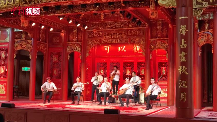 “新疆维吾尔木卡姆”在中国工艺美术馆上演 载歌载舞热烈明快