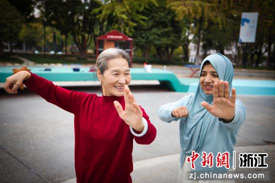“银发艺术团”成员为社区的外籍居民展示太极拳。 赵亮相 摄