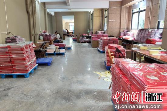 社区“共富工坊”开工制作圣诞贺卡。龙港市宣传统战部供图