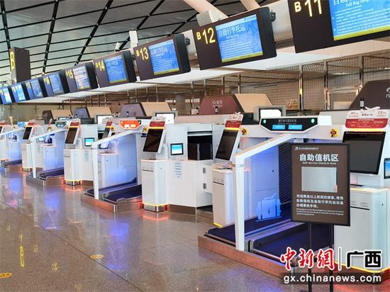 南宁机场自助行李托运值机岛正式启用。南宁机场供图