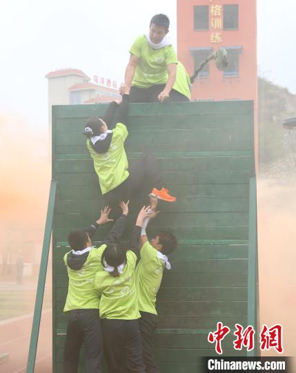 消防宣传月：贵州举行大学生消防逃生技能大比武