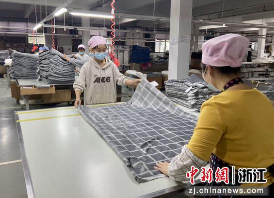 工人加工即将出口的电热纺织品 项菁 摄