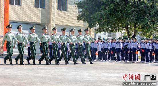 11月1日，武警官兵为学生们进行队列表演。