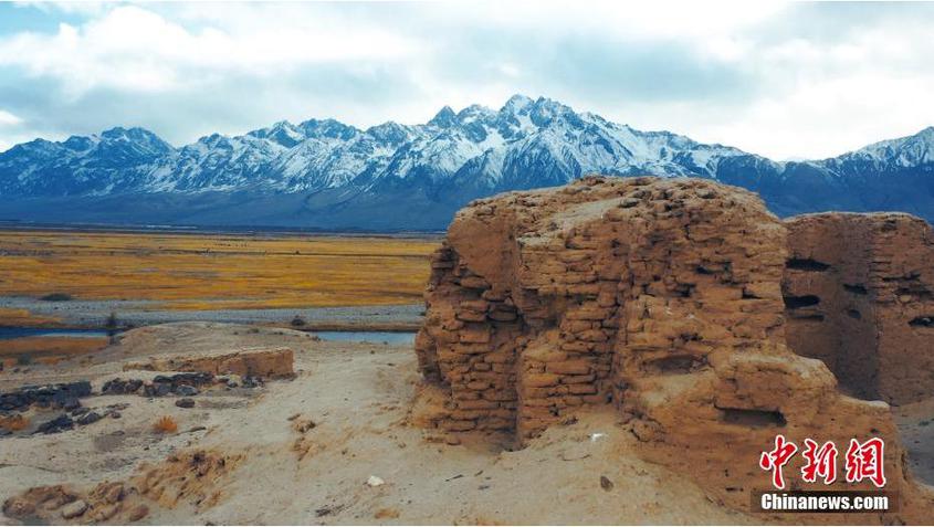 图为新疆帕米尔高原上远处的雪山和千年古城秋季的景色。 王红 摄