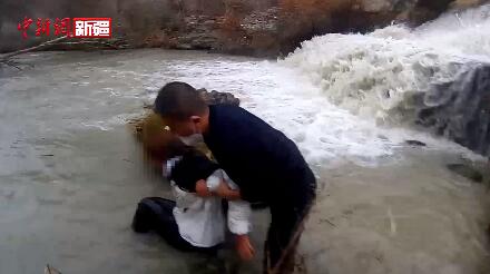 新疆博州：女子轻生跳河 派出所所长紧急入水相救