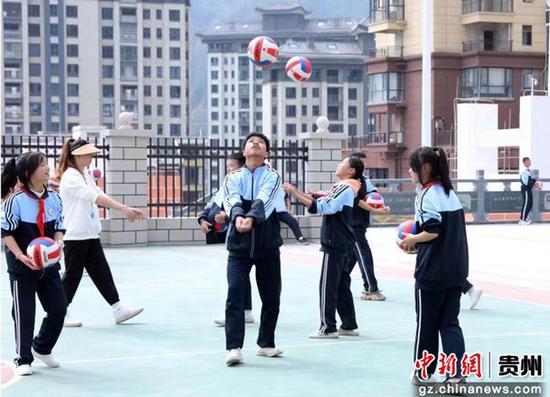 图为贵州省黔东南苗族侗族自治州剑河县第五中学学生在上体育课。