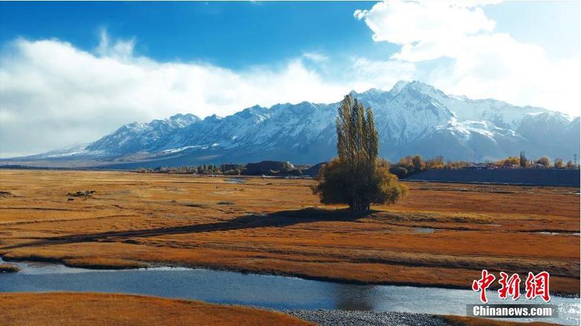 图为新疆帕米尔高原的秋色恍若一幅天然画卷。 王红 摄
