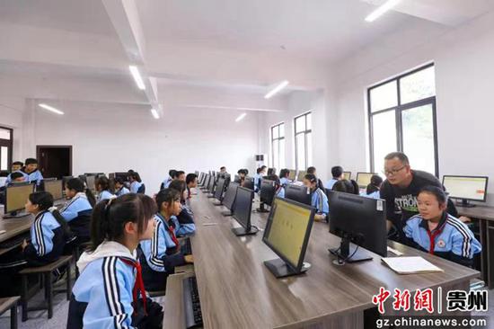 图为贵州省黔东南苗族侗族自治州剑河县第五中学学生在上课。