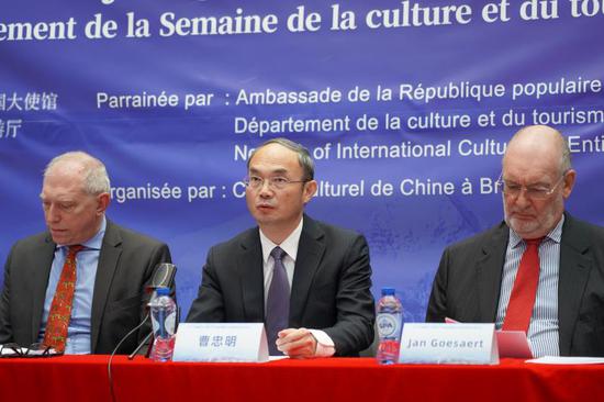 中国驻比利时大使曹忠明说，欢迎比利时朋友有机会到新疆走一走，看一看。