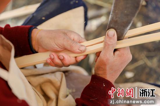 手艺人展示竹制品制作工序。报福镇 供图