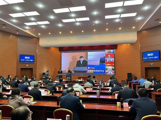 天津市教育两委举办首届“高校党建高端论坛”，图为主论坛现场。 王君妍 摄