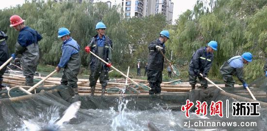 村民正在捕鱼 吴明宪 摄