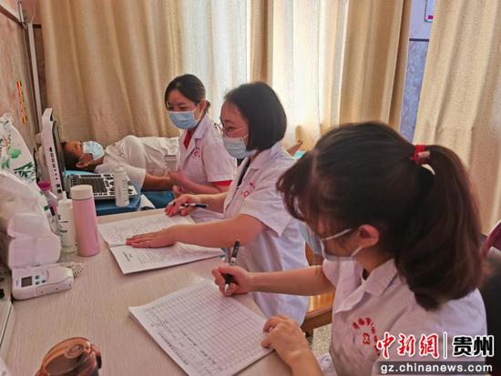 为适龄妇女做“两癌”登记检查。贵州省卫健委供图