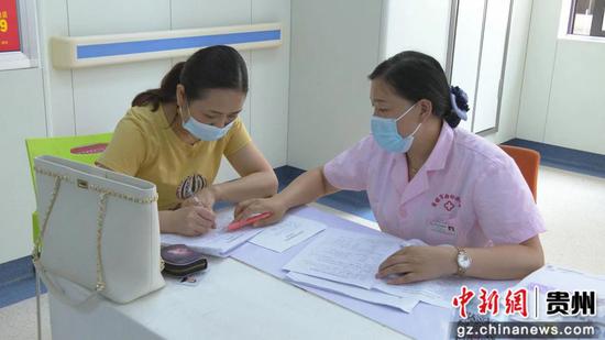 清镇市妇幼保健院“两癌”筛查门诊做检查登记。贵州省卫健委供图