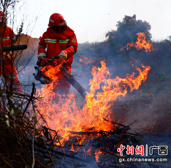 图为：参加应急演练的现场扑救组正在进行灭火扑救 潘志安 摄