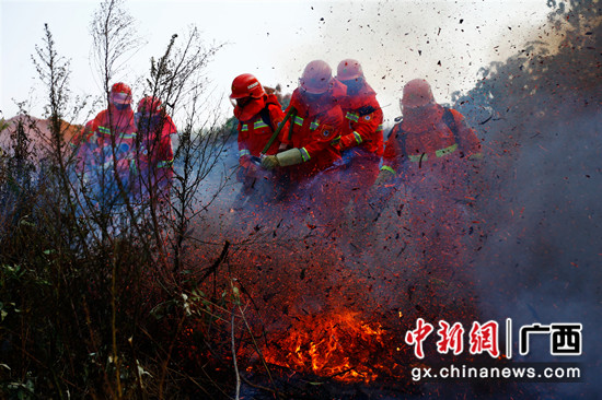 图为：参加应急演练的现场扑救组正在进行灭火扑救 潘志安 摄