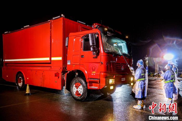 參加第十七屆世界消防救援錦標賽中國保障車輛入境回國