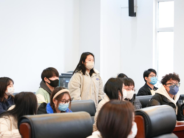 图为天津传媒学院学生向中新社记者提问 天津传媒学院供图