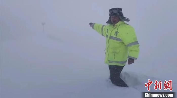 新疆和静山区路段遭遇风吹雪恶劣天气 能见度不足20米