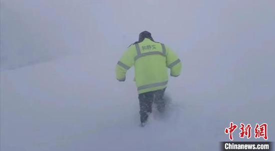 新疆和静山区路段遭遇风吹雪恶劣天气，能见度不足20米。　沙桐 摄