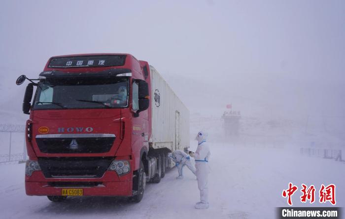 新疆帕米尔高原降暴雪 边检站民警顶风冒雪保通关