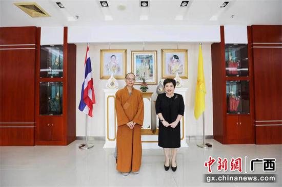乾泽法师（左）与泰国驻南宁总领事馆总领事彬嘉玛•塔维她雅浓（右）合影。陈宇 摄