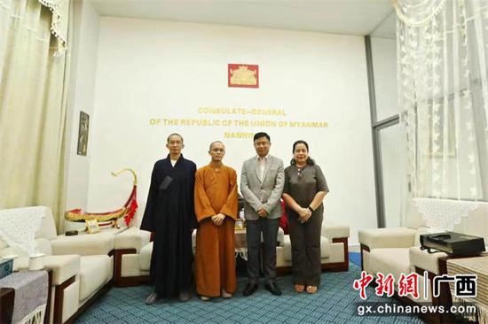 图为乾泽法师一行与缅甸驻南宁总领事馆总领事觉梭登夫妇合影。陈宇 摄
