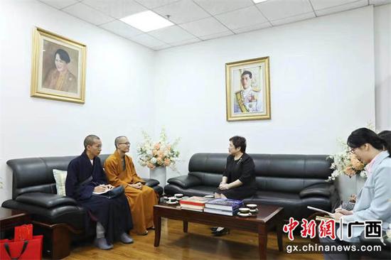 图为乾泽法师一行在泰国驻南宁总领事馆座谈。陈宇 摄