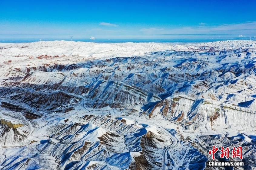 11月10日，入冬第一场降雪后，新疆昌吉回族自治州呼图壁县天山百里丹霞景区披上了一层梦幻的“白纱”，蔚为壮观。（无人机照片） 中新社发 陶维明 摄 