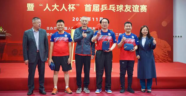 12日上午，天津首届“人大人杯”乒乓球友谊赛在天津津兰博缘乒乓球俱乐部举行。  刘浩宇  摄
