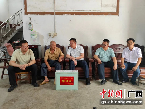 黄炳峰走访慰问退役军人老党员黄社谋。巴马退役军人事务局 供图